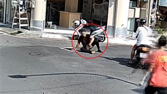 撞行人要罰嗎？阿伯擊落搶匪…現場超尷尬