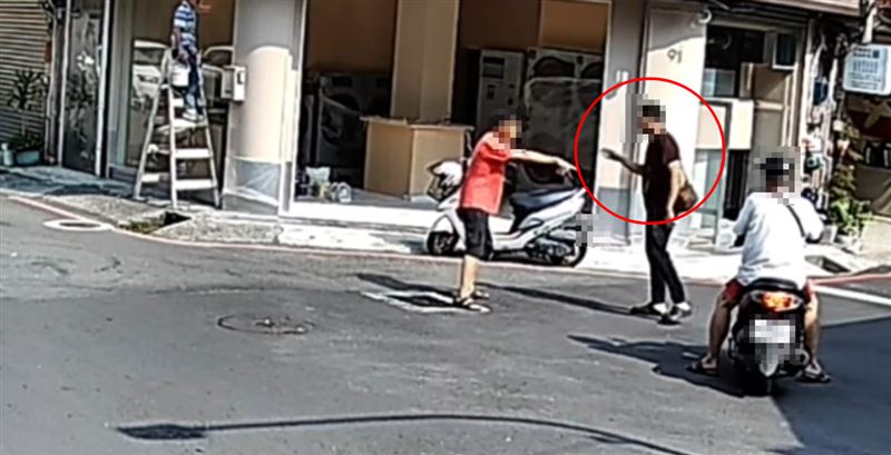 台南市新營區近日發生銀樓搶案，嫌犯逃亡途中，在路口被騎機車的阿伯撞倒。（圖／翻攝自臉書爆料公社）