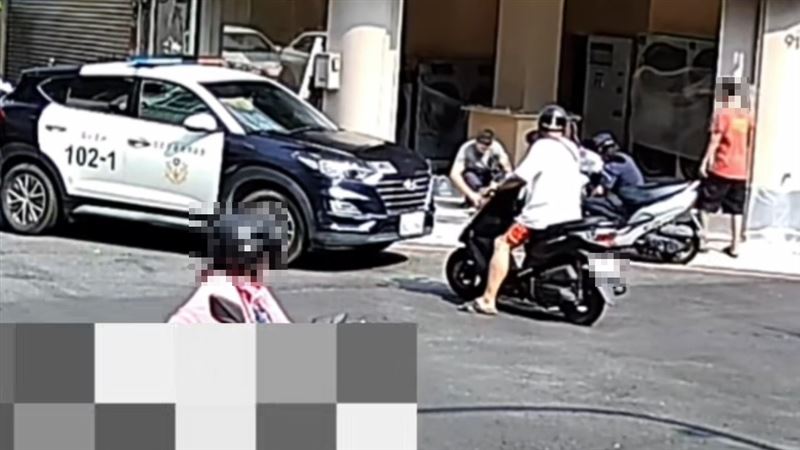 警方到場，當場人贓俱獲，將搶匪依現行犯逮捕。（圖／翻攝自臉書爆料公社）