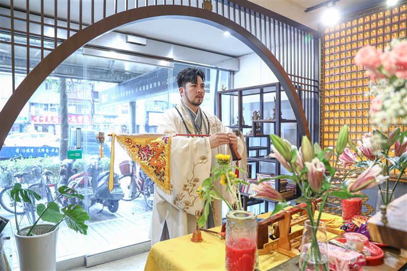 阿谷老師說明中元節轉運、補財庫。（圖／秦芸殿提供）