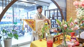 阿谷老師說明中元節轉運、補財庫。（圖／秦芸殿提供）