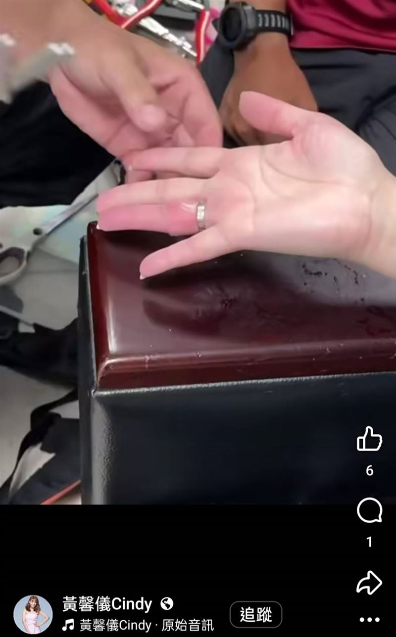 黃馨儀求助消防員剪掉婚戒。（圖／翻攝自黃馨儀臉書）