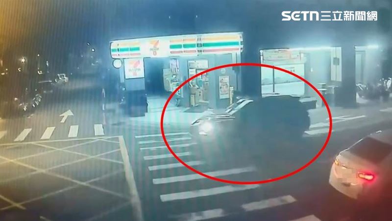 台中男酒駕撞銀行後，開著車頭撞爛的休旅車逃離現場。（圖／翻攝畫面）