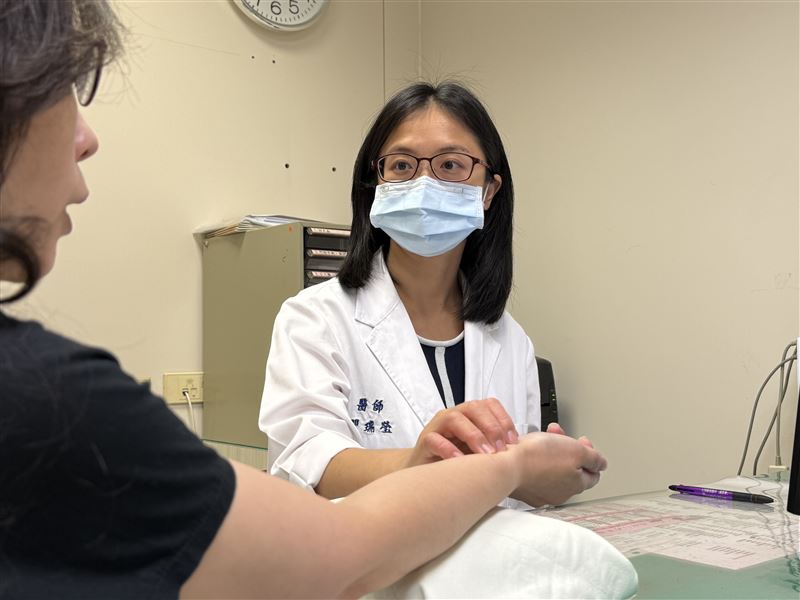 馬偕醫院中醫婦科主任瞿瑞瑩說，患者接受中醫治療，包括飲食避開生冷食物，頭部不吹風不淋雨，一周二次熱水泡腳或泡澡，等到體力逐漸恢復後，開始進行緩和運動，強化心肺功能與肢體大肌肉群。（圖／馬偕醫院提供）