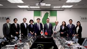 民進黨秘書長徐國勇5日下午與東京大學「兩岸關係研究小組」召集人松田康博教授一行會晤。（圖／民進黨提供） 