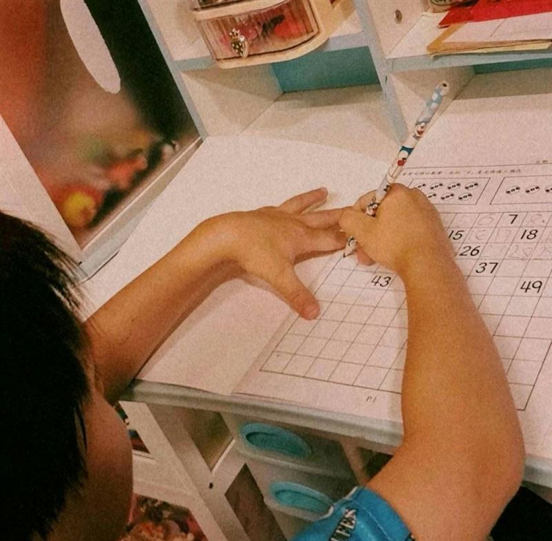 張致恒曬出兒子在寫功課的畫面。（圖／翻攝自IG）