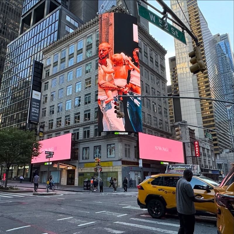 各大城市刊登戶外廣告公開專輯封面。（圖／翻攝自 lilbieber IG）