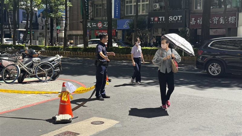 新北永區頂溪捷運站附近，突發生大樓磁磚掉落事故。（圖／翻攝畫面）