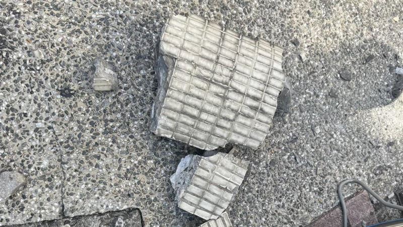 新北永區頂溪捷運站附近，突發生大樓磁磚掉落事故。（圖／翻攝畫面）