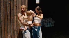 小賈斯汀和兒子傑克與老婆海莉（圖／環球音樂提供）