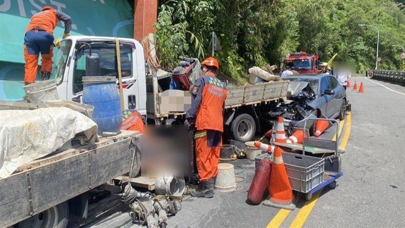 新店嚴重車禍！小客車碰撞工程車釀4傷