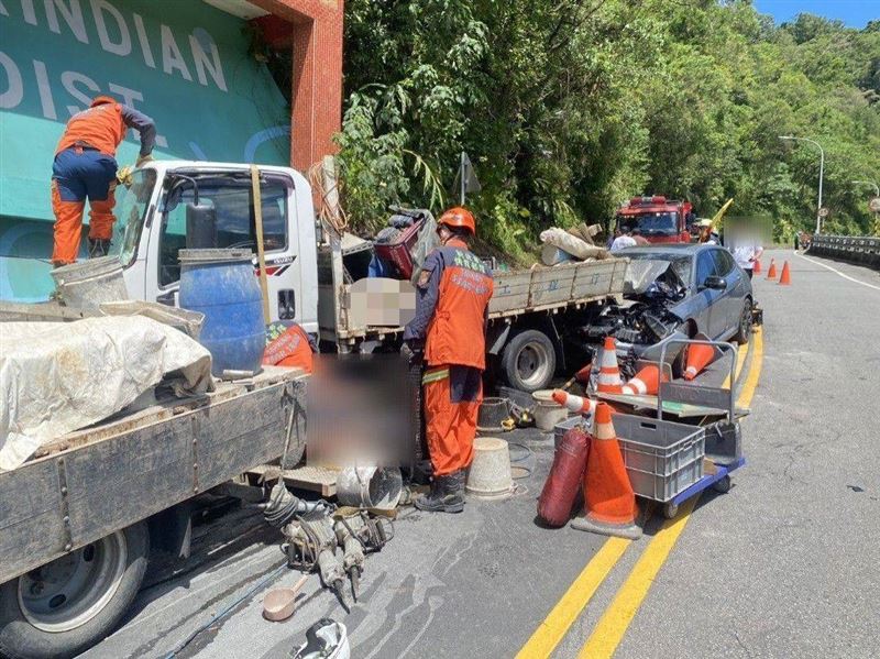 新北新店新潭路一段車禍事故，30歲工人送醫不治。（圖／翻攝畫面）