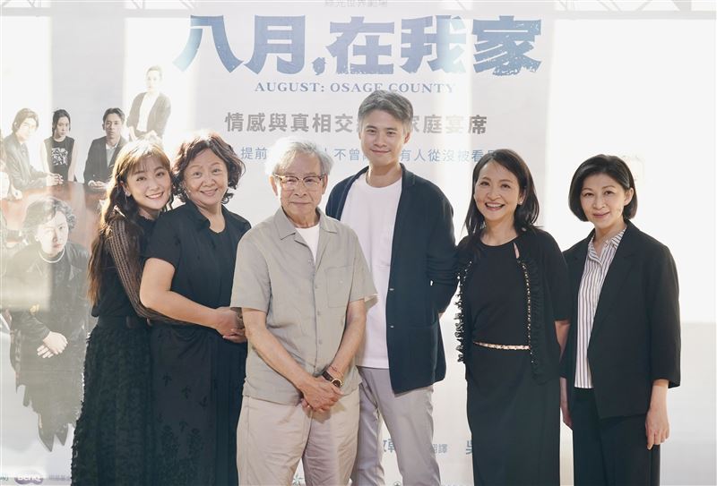 《八月，在我家》5日舉辦總彩排記者會。從右至左：顏嘉樂、姚坤君、吳定謙、吳念真、王琄、張晴。（圖／綠光劇團提供）