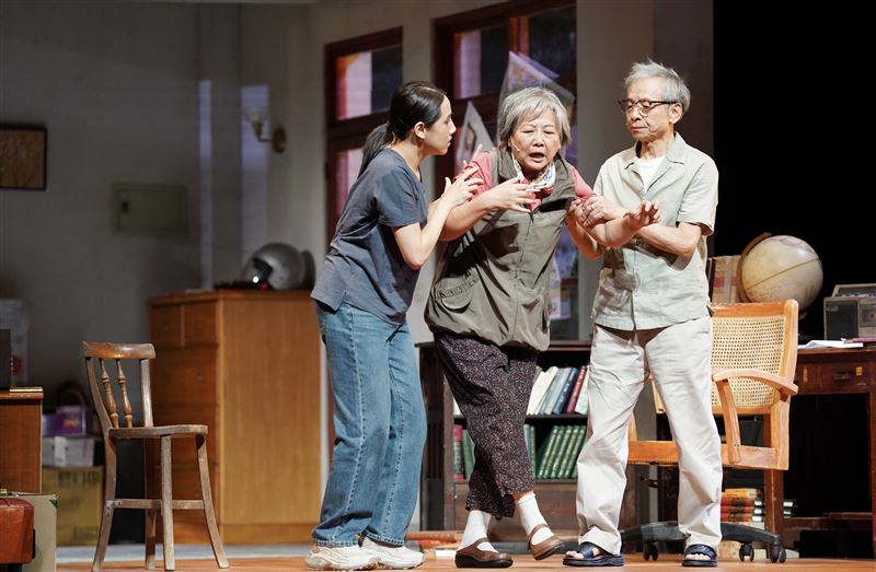由左至右為演員 吳念真、王琄、Miyaw Sika洪淳晨（圖／綠光劇團提供）