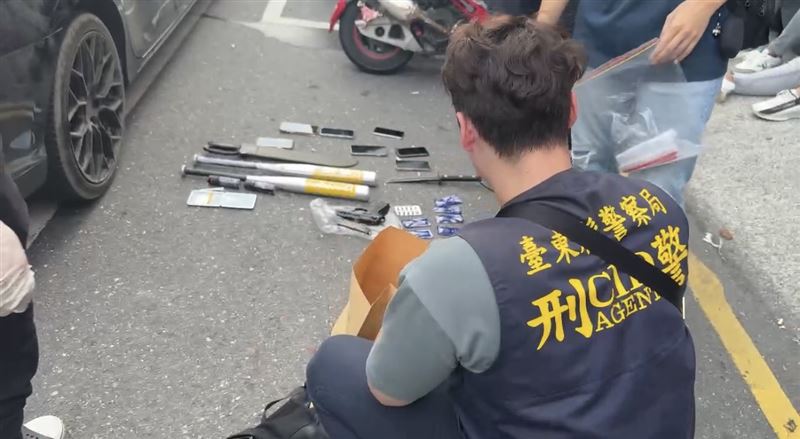 警方逮捕涉案嫌犯取出作案證物。（圖／翻攝畫面）