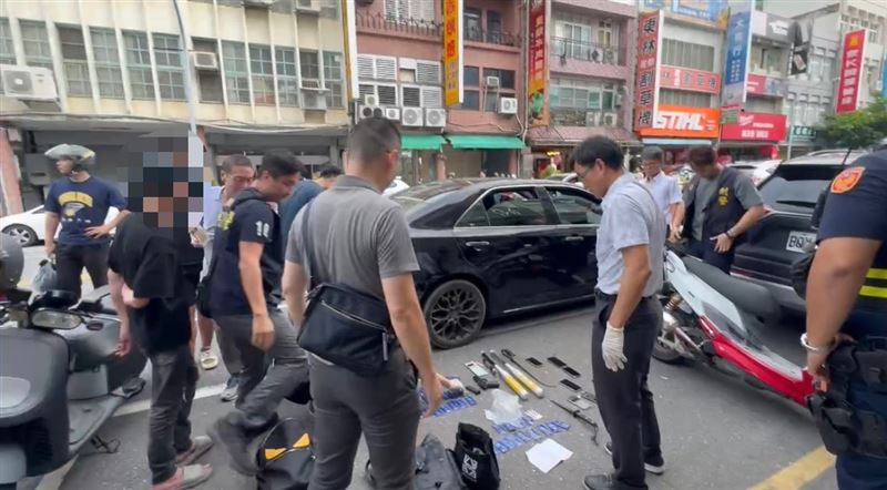 警方逮捕涉案嫌犯取出作案證物。（圖／翻攝畫面）
