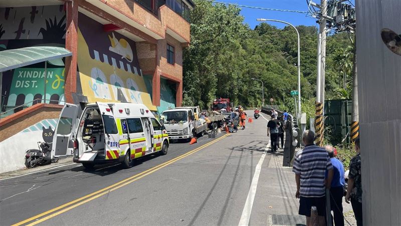 新北新店區新潭路一段，發生車禍事故波及4人受傷。（圖／翻攝畫面）