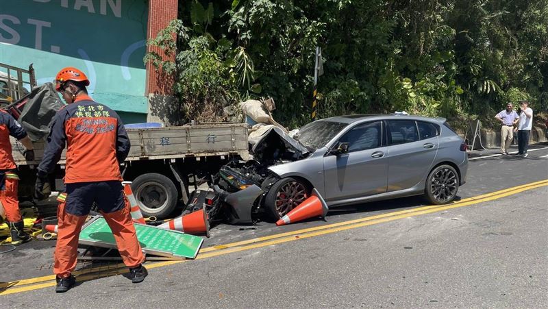 新北新店新潭路一段車禍事故，30歲工人送醫不治。（圖／翻攝畫面）