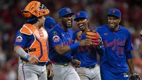 大都會終結者狄亞茲（Edwin Diaz）解決自己造成的滿壘危機。（圖／美聯社／達志影像）