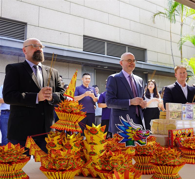 AIT處長谷立言帶領全體員工普渡祭拜。（圖／翻攝自美國在台協會AIT臉書）