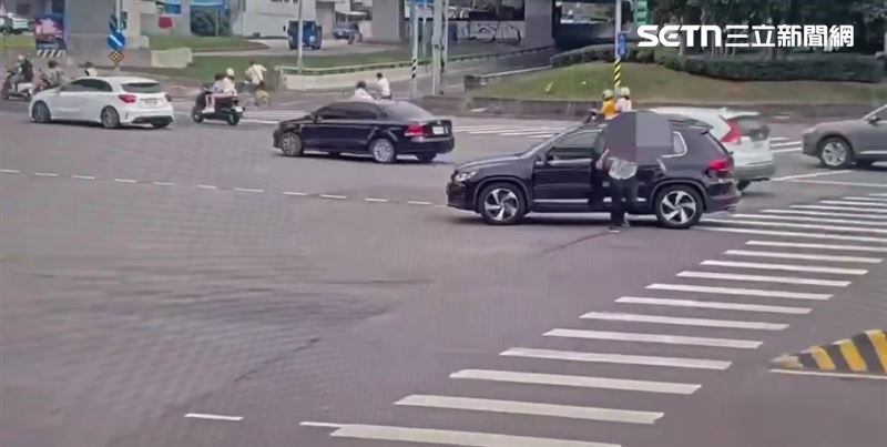 北市吳男開車載送日籍孕妻前往醫院，途中請求警方協助開道。（圖／翻攝畫面）