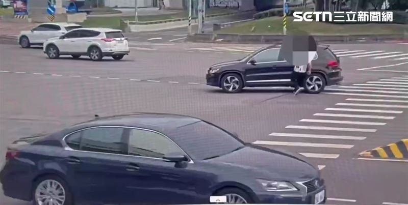 北市吳男開車載送日籍孕妻前往醫院，途中請求警方協助開道。（圖／翻攝畫面）