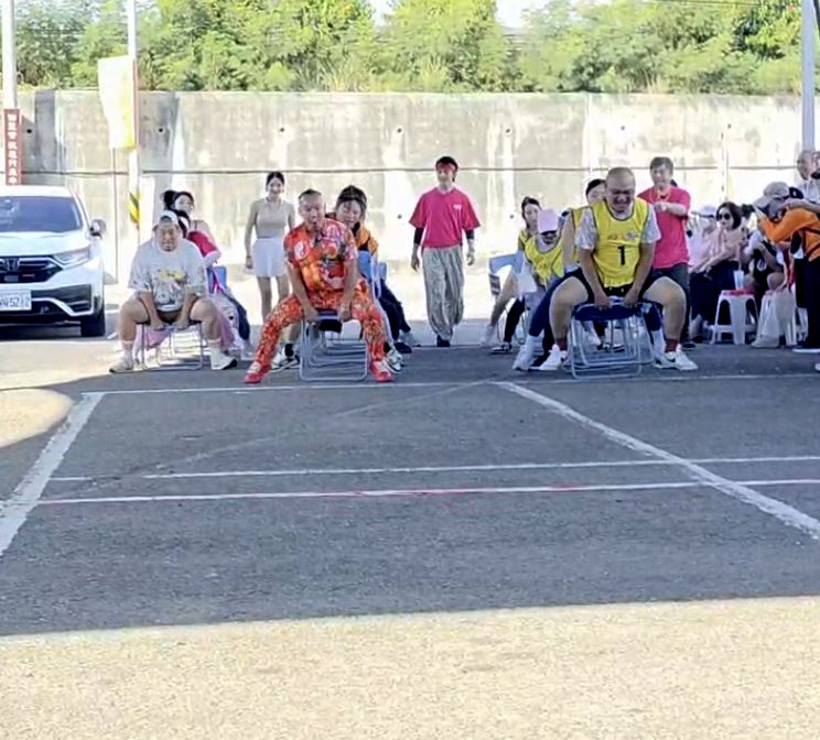 64歲的吊車大王玩遊戲也很拚命。（圖／胡漢龑提供）