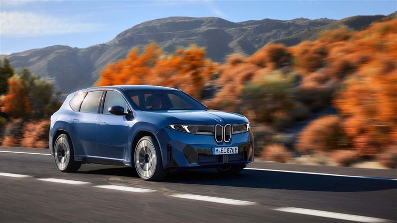 BMW iX3首款「軟體定義車」，以四個超級大腦統合車輛控制。（翻攝BMW網站）