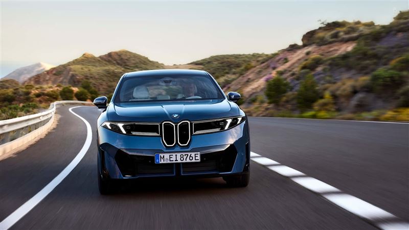 BMW雙腎格柵與四燈組經典符碼。（翻攝BMW網站）