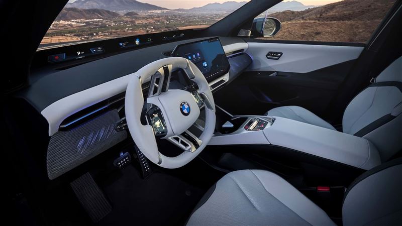 新款iX3搭載17.9吋iDrive大螢幕，還是留了音量旋鈕。（翻攝BMW網站）