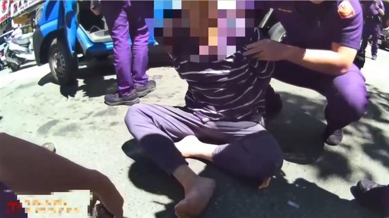 曾男企圖撞警被逮，車上搜出喪屍菸彈遭移送偵辦。（圖／翻攝畫面）