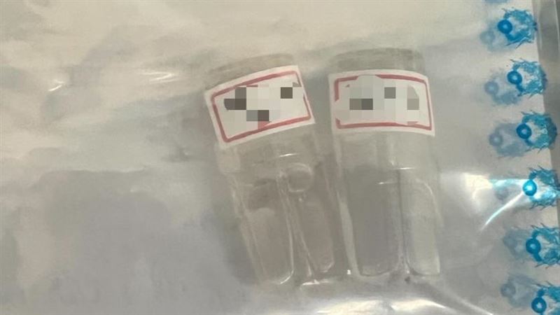 曾男企圖撞警被逮，車上搜出喪屍菸彈遭移送偵辦。（圖／翻攝畫面）