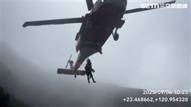 女獨攀玉山摔倒失溫命危　直升機吊掛救援（圖／翻畫畫面）