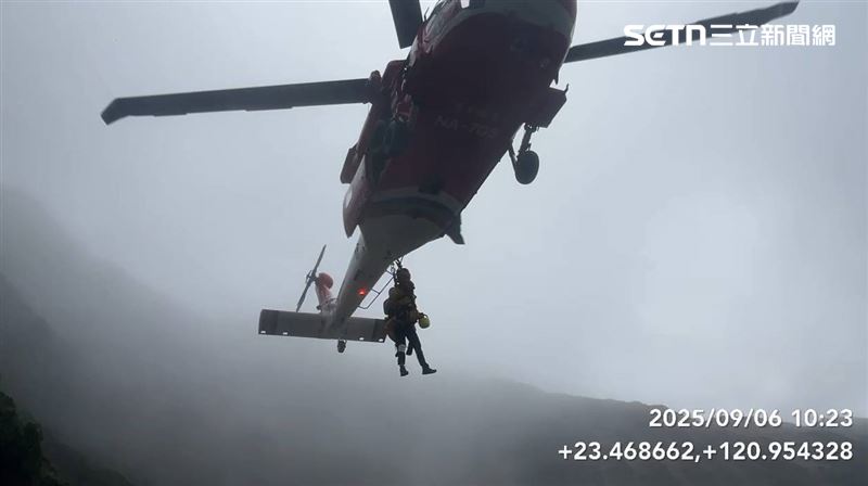 女山友在攀登玉山時，於主峰北叉路口摔倒受傷，出現右膝、下巴與左眼撕裂傷，並伴隨失溫與虛弱症狀，因地勢偏遠且傷勢嚴重，緊急申請空中後送。（圖／翻畫畫面）