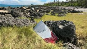 昨日有民眾在台東縣富山護漁區海灘發現疑似勇鷹副翼，軍方已帶回。