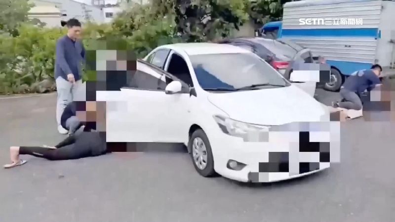 四名嫌犯被警方壓制在地