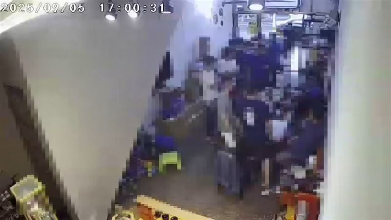 警方以人數優勢壓住對方氣焰。（圖／翻攝畫面）