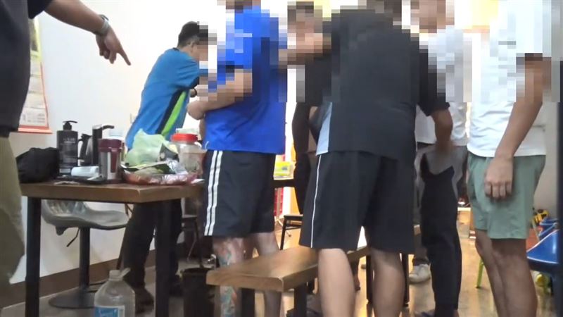 大批警力將屋內討債的12人一舉逮捕。（圖／翻攝畫面）