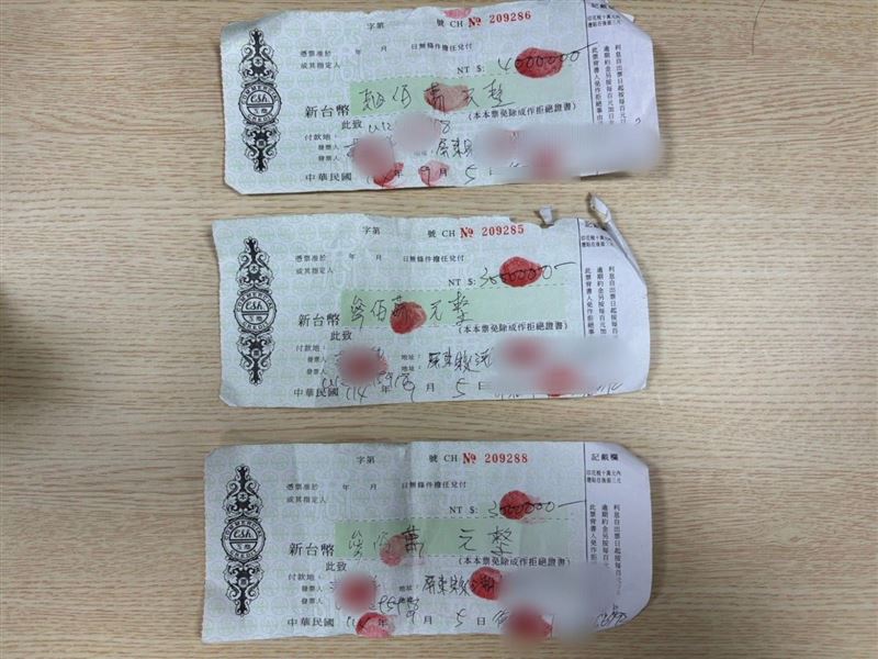 警方查獲千萬本票。（圖／翻攝畫面）
