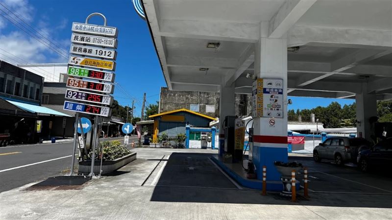 男子在台東長濱加油站用掉千元假鈔。（圖／翻攝畫面）