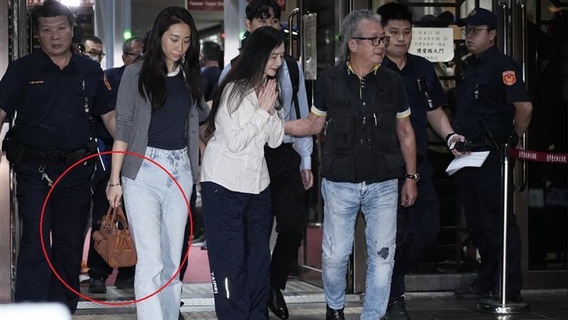 應曉薇交保走出北所，律師吳佳蓉愛馬仕包包成亮點。（圖／記者鄭孟晃攝影）