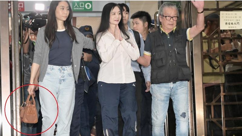 應曉薇交保走出北所，律師吳佳蓉愛馬仕包包成亮點。（圖／記者鄭孟晃攝影）