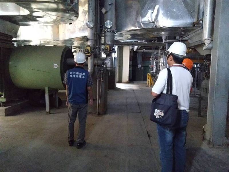 新竹縣政府5日晚間表示，竹北市近日空氣飄散異味，環保局初步研判是不當使用有機溶劑導致，因陳情地點廣泛且異味屬性不定，目前已成立即時通報平台，並將加強工廠巡查。（新竹縣政府提供）