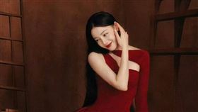 迪麗熱巴擁有零死角的美貌。（圖／翻攝自微博）