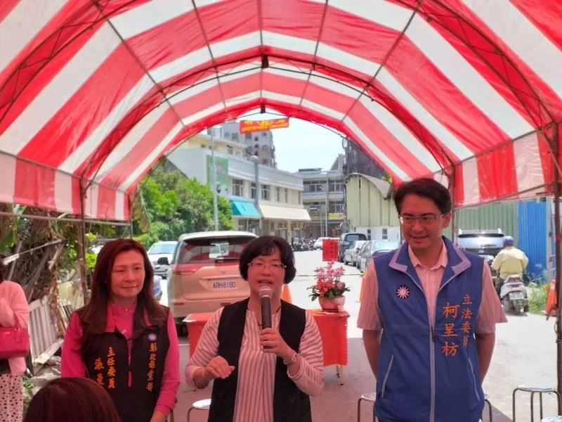 彰化縣政府參議柯呈枋（右）已向縣長王惠美（中）表達參選，王則說依黨內提名程序走。(圖／取自柯呈枋臉書)