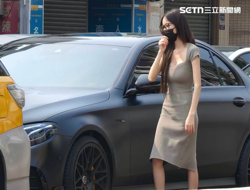 正妹一下車似乎也嚇了一大跳，不斷向駕駛道歉，態度相當誠懇。（圖／民眾提供）
