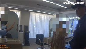 北市女子前往髮廊消費時動手推設計師，店家不願再服務。（圖／翻攝畫面）