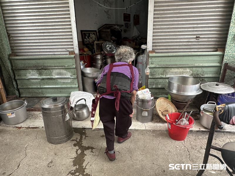 日前採訪時,看著阿嬤駝著背在攤位裡忙進忙出,彎著腰備料、招呼客人,讓人看了相當不捨。但一路走來歷經喪夫、喪子、照顧中風兒子以及自己的病痛,阿嬤卻從未怨天尤人,反而總是笑著說自己已經很知足,只要一家人有飯吃、日子過得去,大家平安健康,就是最大的幸福。(資料照/記者張雅筑攝)