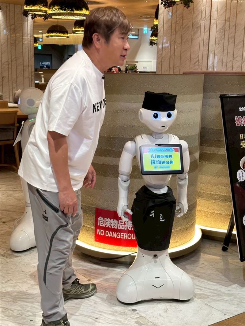 製作單位交派胡瓜任務，到機器人餐廳體驗AI科技服務。（圖／《下面一位》提供）