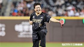 林智勝引退系列賽G2，原民會副主委陳義信開球重現招牌拉弓手勢。（圖／記者劉彥池攝影）